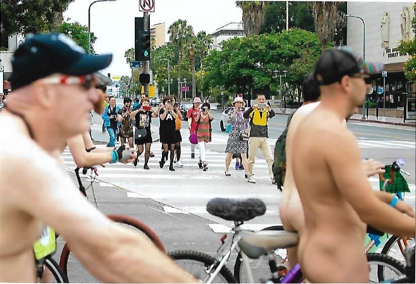 Ciclistas desnudos en Portland desafían la lluvia para protestar contra ICE y la militarización, en un acto simbólico frente al puente Burnside. Foto: WNRB Los Ángeles