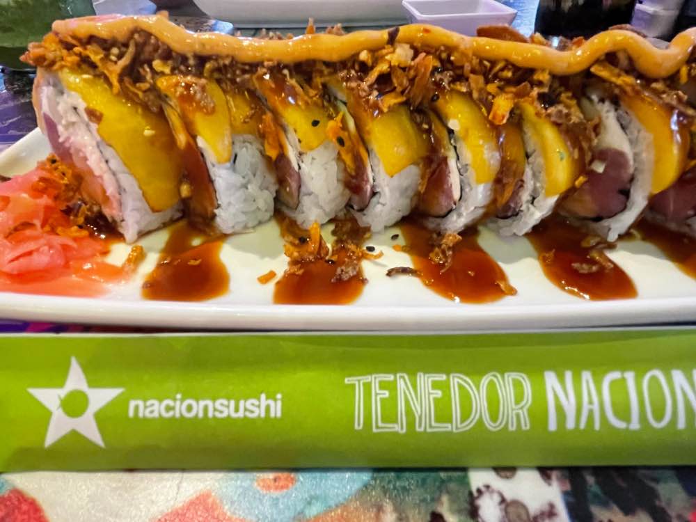 Nación Sushi, coloridos rollos de sushi y detalles decorativos que transportan al comensal salvadoreño a Asia.