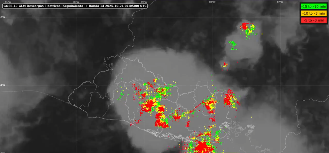 Imagen satelital muestra tormentas eléctricas con lluvias y vientos fuertes en el país. Foto: @MedioAmbienteSV