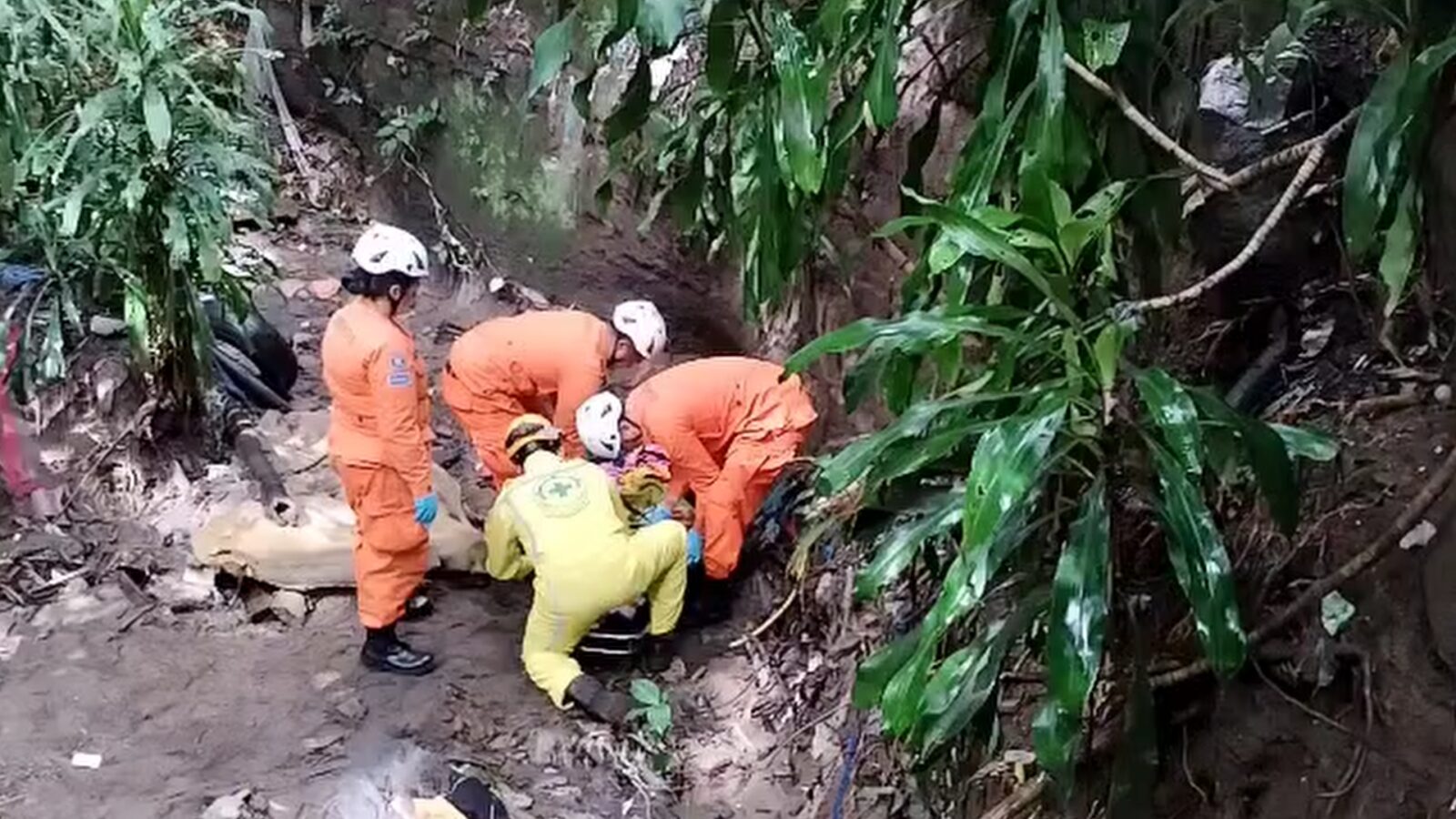 Equipos de Comandos de Salvamento recuperan el cuerpo de María Ana Orellana (67), quien falleció tras caer a una barranca en colonia San Miguel, Mejicanos. Vecinos piden medidas urgentes.