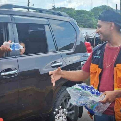 Como un río humano que fluye entre montañas, más de 7,000 hondureños al día cruzan la frontera hacia El Salvador durante la Semana Morazánica. Foto. Instituto Nacional de Migración HN