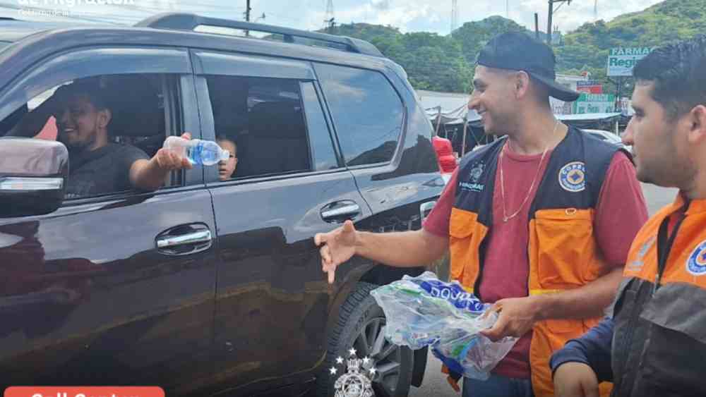 Como un río humano que fluye entre montañas, más de 7,000 hondureños al día cruzan la frontera hacia El Salvador durante la Semana Morazánica. Foto. Instituto Nacional de Migración HN