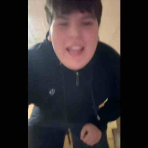 Imagen del video viral de Totitontii: un joven frente a cámara, con gesto serio que vira a lo cómico, sosteniendo su iPhone. Captura de pantalla