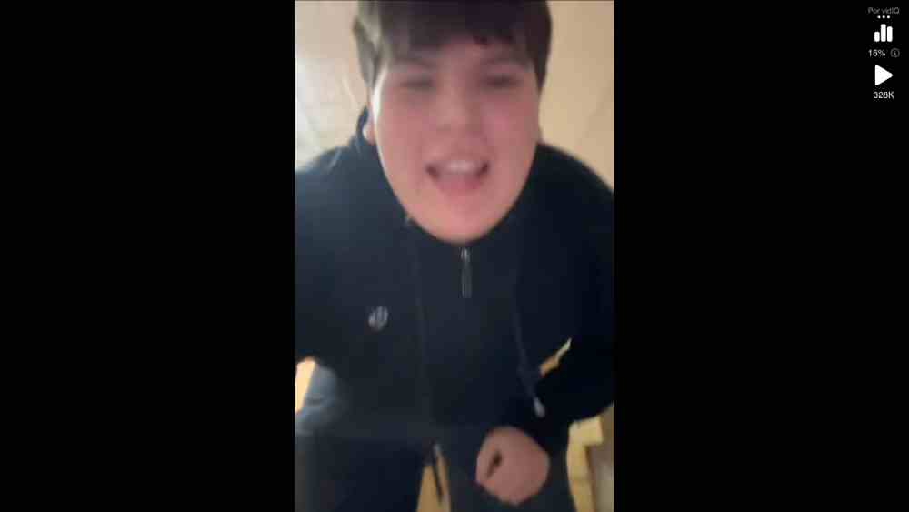 Imagen del video viral de Totitontii: un joven frente a cámara, con gesto serio que vira a lo cómico, sosteniendo su iPhone. Captura de pantalla