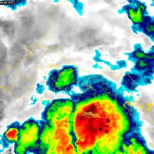Cielo nublado y lluvias persistentes en El Salvador. Autoridades advierten sobre riesgos en zonas bajas y cordillera volcánica durante las próximas horas.