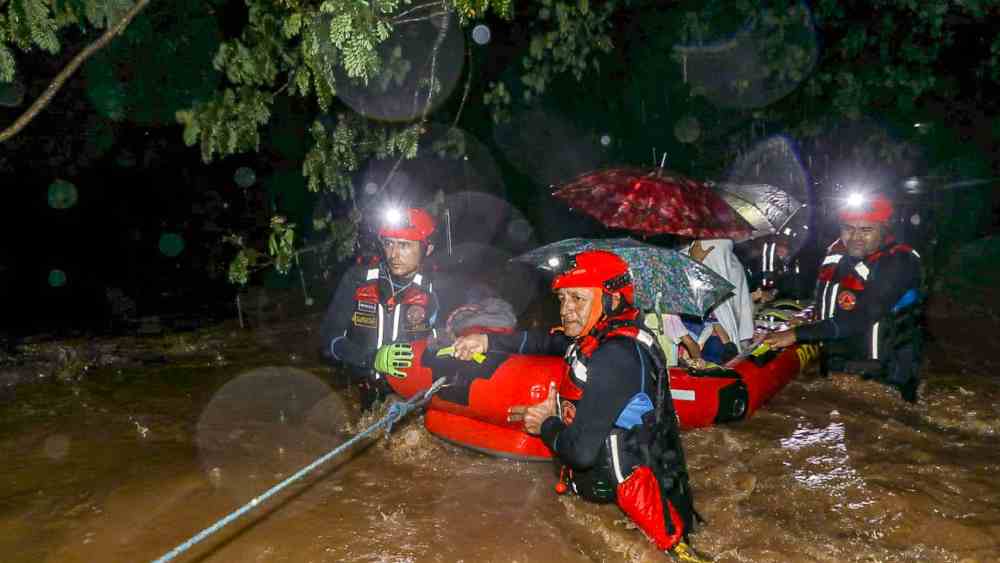 Intensas lluvias. Autoridades de Protección Civil monitorean zonas críticas tras alertas por lluvias. Saturación de suelos aumenta riesgo de inundaciones y deslizamientos en todo el país.