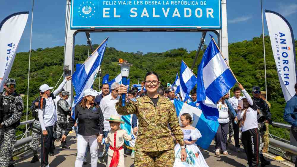No más "amigue". La ministra Karla Trigueros durante la ceremonia de traspaso de la Antorcha Centroamericana en el puente El Jobo, en la frontera Las Chinamas, el pasado 4 de septiembre. Hoy dio a conocer las prohibiciones del llamado lenguaje inclusivo. Archivo.