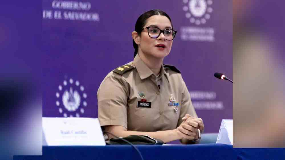 La ministra Karla Trigueros, en uniforme militar, ilustra el debate sobre el lenguaje en instituciones castrenses. ¿Tradición o evolución? El caso salvadoreño divide opiniones. Foto: Archivo.