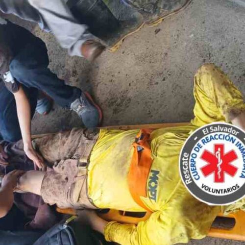 Equipos de rescate trabajan en el puente colapsado de Villa Lourdes, La Libertad.