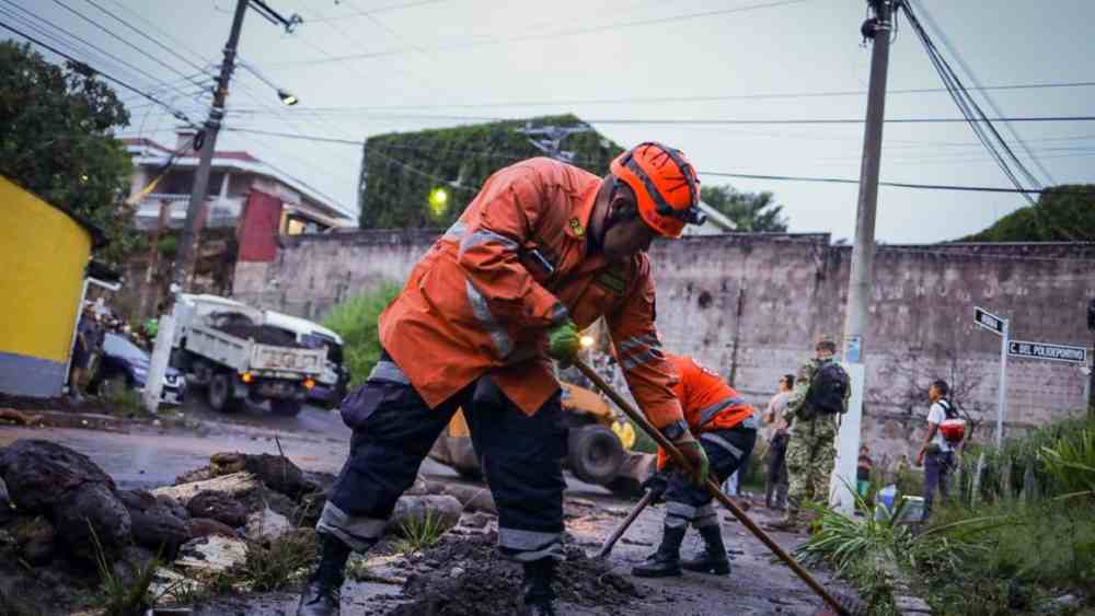 El MARN advierte sobre lluvias intensas y riesgos de deslaves en 72 horas. Las zonas montañosas y urbanas son las más vulnerables según el pronóstico oficial. Foto: Procivil