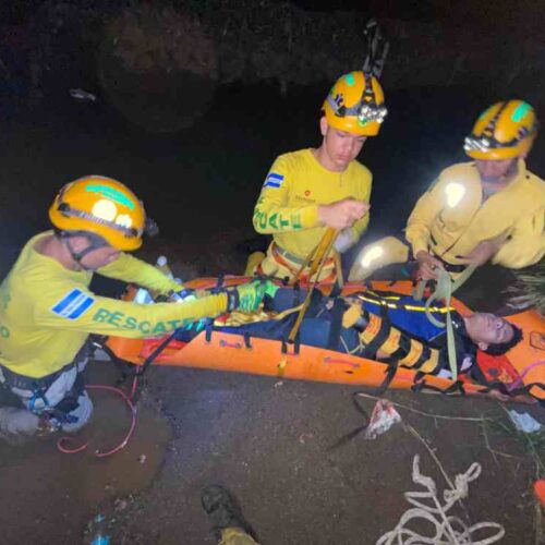 Sobrevive motociclista que cayó a barranca de unos 20 metros en el distrito de Zaragoza, La Libertad. Foto: Comandos de Salvamento.