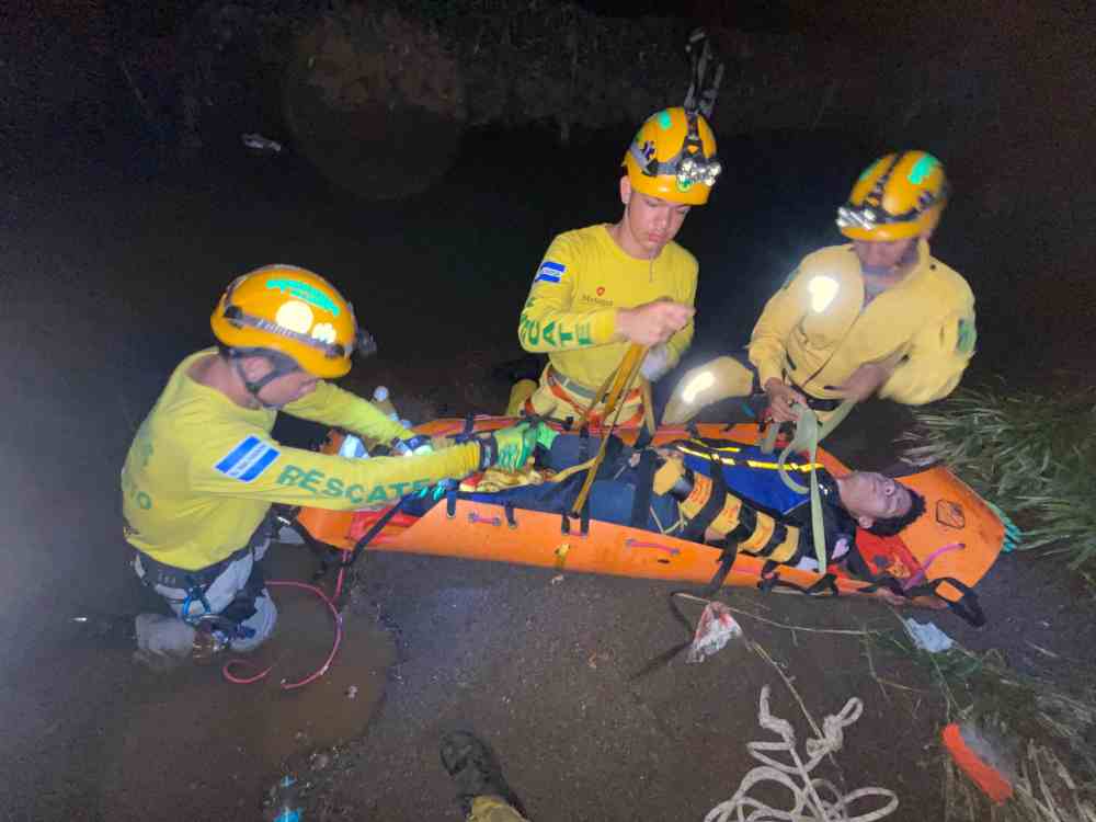 Sobrevive motociclista que cayó a barranca de unos 20 metros en el distrito de Zaragoza, La Libertad. Foto: Comandos de Salvamento.