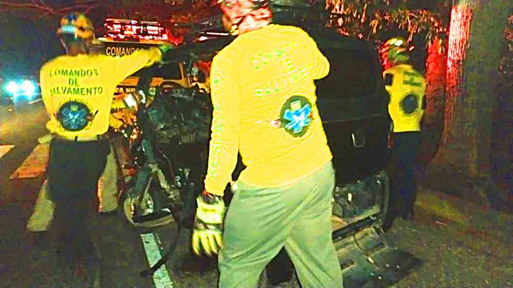 Equipos de Salvamento trabajan en el rescate de un conductor tras un choque frontal en la troncal del Norte, km 41. El accidente reaviva alertas por seguridad vial.