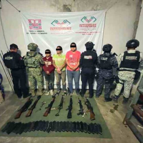 Autoridades incautaron armas, vehículos y detuvieron a cinco personas, cuatro de ellas guatemaltecos, presuntamente ligadas al Cartel de Sinaloa tras un enfrentamiento en Amatenango de la Frontera, Chiapas. Foto: FGEChiapas