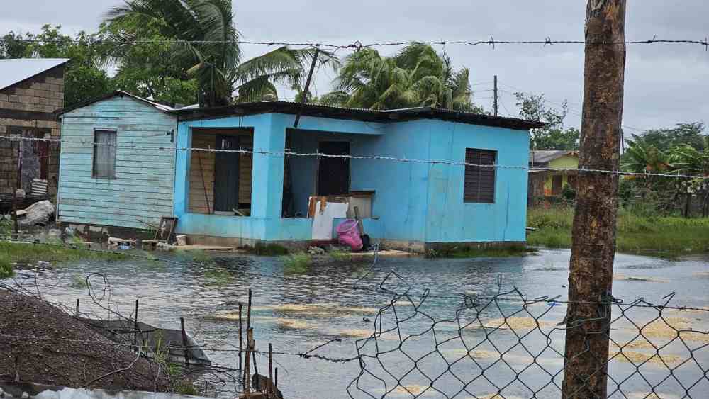 Autoridades de la Jamaica Constabulary Force reportaron evacuaciones preventivas en respuesta al huracán Melissa, que amenaza con fuertes lluvias, vientos y posibles inundaciones en zonas costeras y de riesgo. Cortesía. Jamaica Constabulary Force