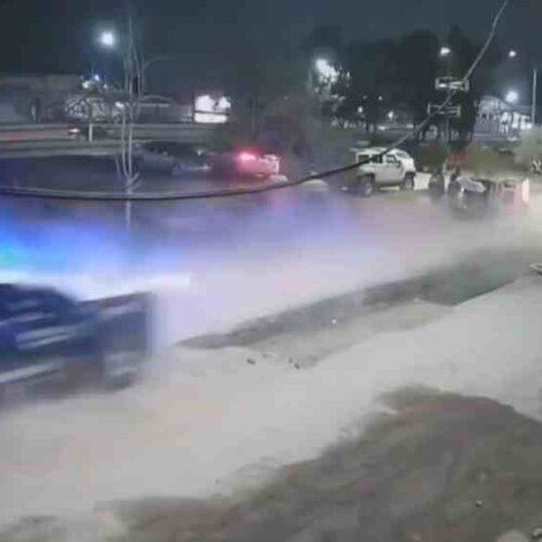 Un megabache en Nezahualcóyotl impidió que una patrulla policial capturara a delincuentes, exponiendo los riesgos de una infraestructura vial descuidada y la falta de señalización en zonas urbanas.