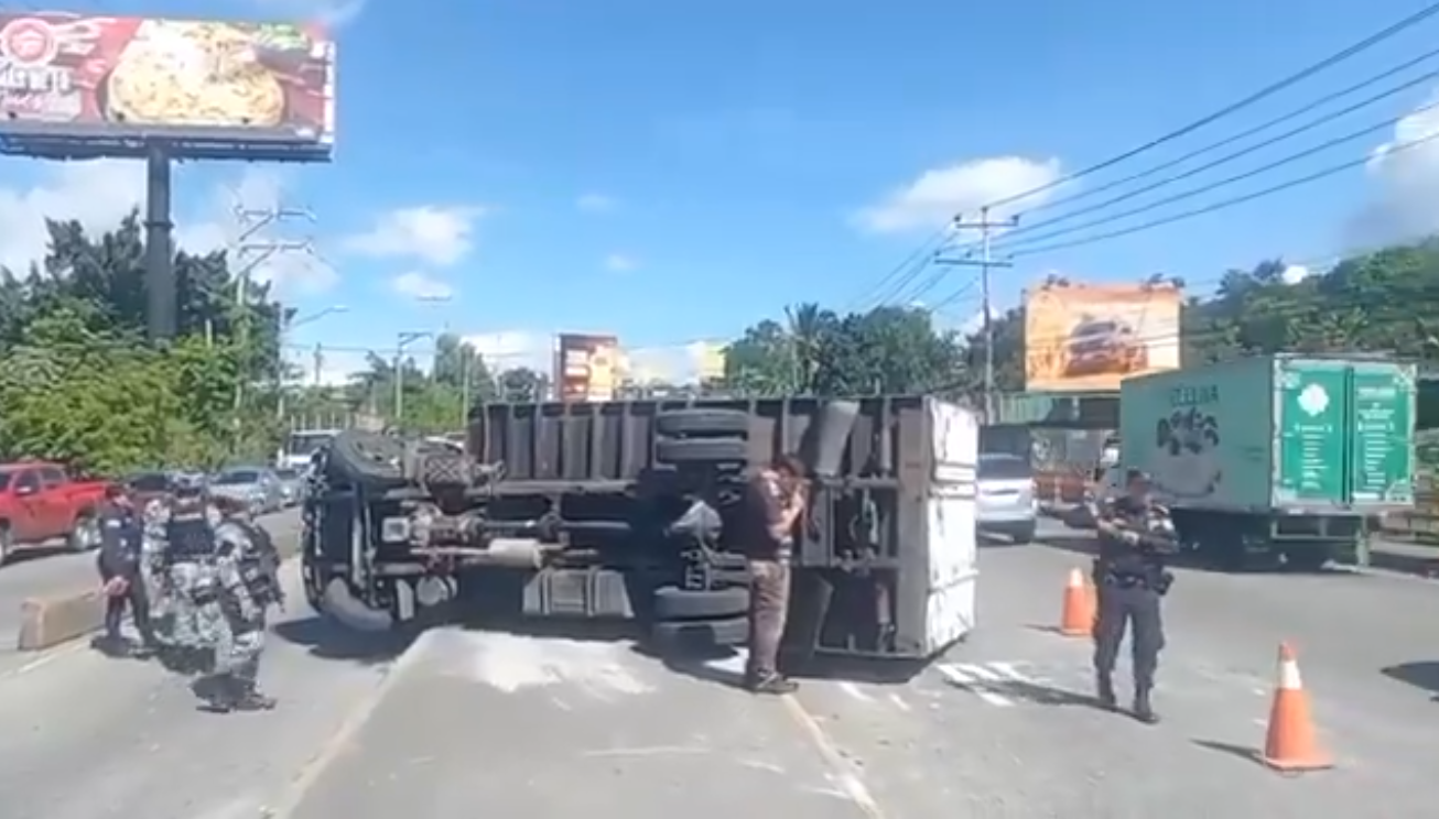 Camión de carga volcado en el Bulevar del Ejército, generando un siniestro vial. Foto: @VMT