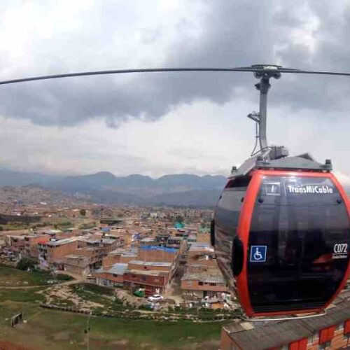 El Metrocable promete conectar zonas clave de San Salvador en 15 minutos, pero ¿será suficiente para aliviar el caos vehicular? Captura de pantalla del metrocable en Colombia: @530MediaFilms