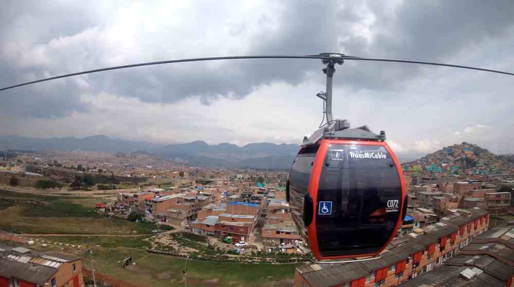 El Metrocable promete conectar zonas clave de San Salvador en 15 minutos, pero ¿será suficiente para aliviar el caos vehicular? Captura de pantalla del metrocable en Colombia: @530MediaFilms