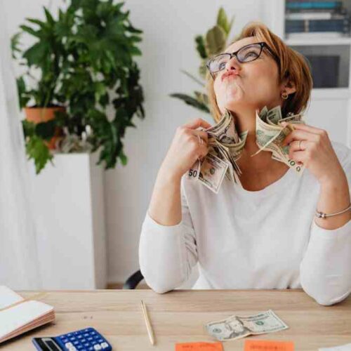 ¡Aguinaldo 2025 ya en cuentas! Gobierno, autónomas y empresas públicas lo depositan hoy. Privados deciden. ¿Lo gastas o lo ahorras? #ElSalvador