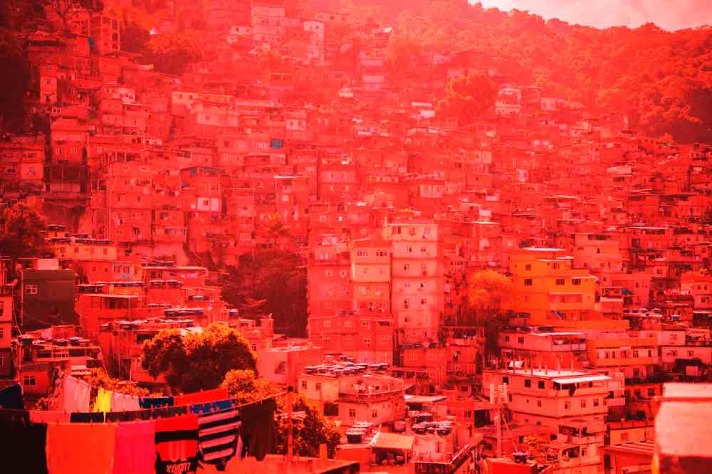 "Operação Contenção". Una operación policial en el Complexo da Penha dejó al menos 64 muertos y decenas de heridos, en una jornada marcada por enfrentamientos con el Comando Vermelho y denuncias de abusos contra civiles. Foto: Karola G / Pexels