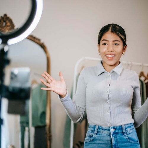 Influencers en China enfrentan nuevas reglas: solo con títulos oficiales podrán hablar de medicina, derecho o finanzas en redes sociales, bajo amenaza de multas o cierre de cuentas. Foto: Pexels, Liza Summer.