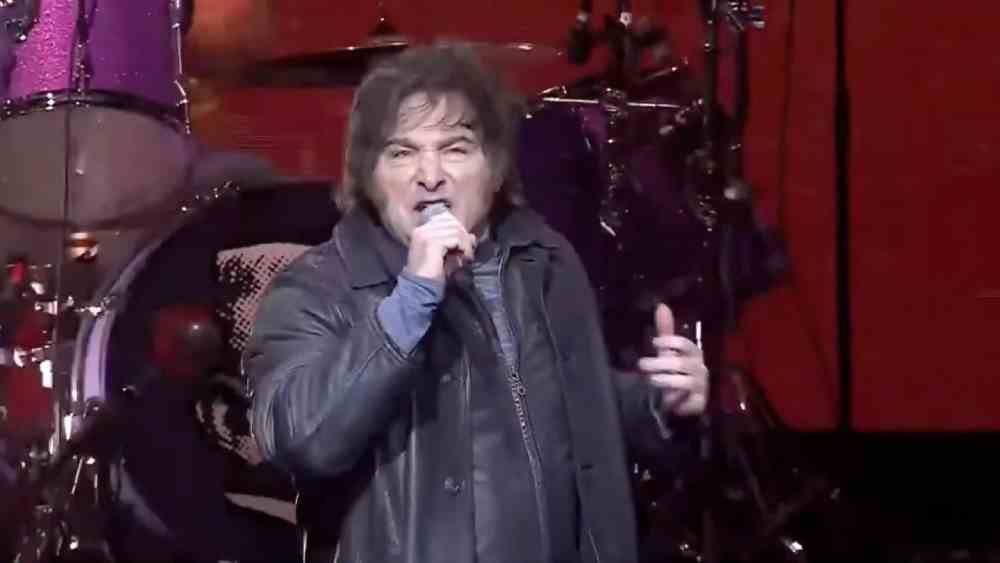 Javier Milei en pleno show musical. Su actuación divide opiniones: ¿un líder cercano o un presidente que trivializa el cargo? Captura de pantalla