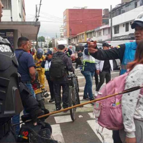 Videos y fotos difundidos en redes mostraron a encapuchados disparando flechas con arcos hacia la policía, que respondió con gases lacrimógenos y chorros de agua. Personería de Bogotá @personeriabta