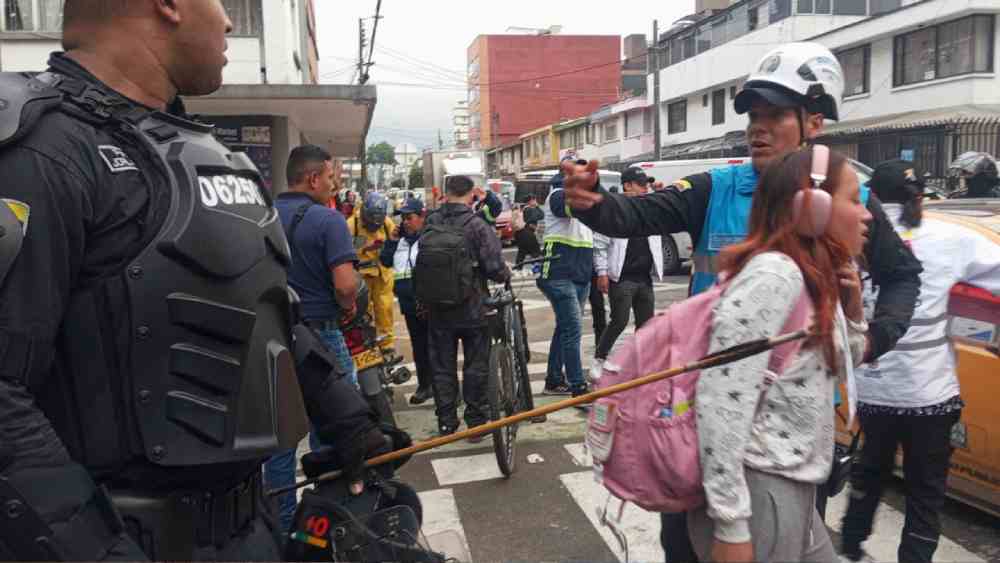 Videos y fotos difundidos en redes mostraron a encapuchados disparando flechas con arcos hacia la policía, que respondió con gases lacrimógenos y chorros de agua. Personería de Bogotá @personeriabta