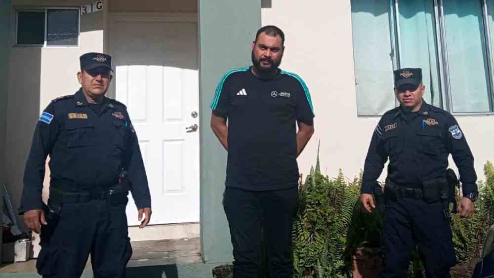 Hombre detenido. De acuerdo con la información policial, el ataque ocurrió mientras la pareja departía con bebidas alcohólicas junto a unos conocidos. Foto: PNC