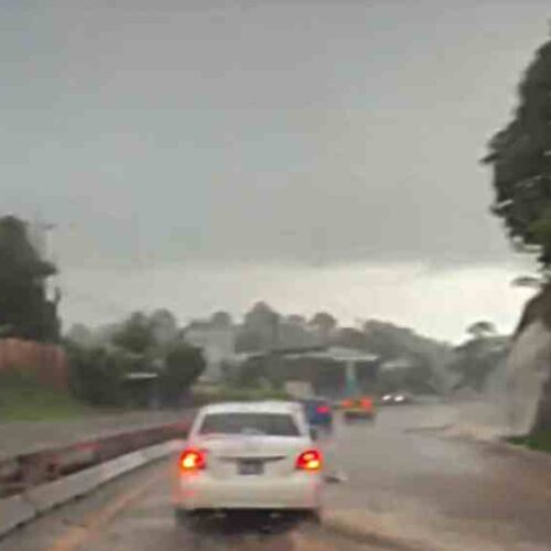 Estas "cascadas" surgen cuando las lluvias, impulsadas por una onda tropical y humedad del Pacífico, superan la capacidad de infiltración del terreno. Captura de pantalla.