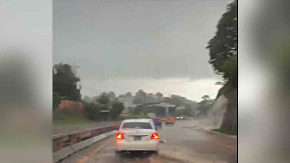 Estas "cascadas" surgen cuando las lluvias, impulsadas por una onda tropical y humedad del Pacífico, superan la capacidad de infiltración del terreno. Captura de pantalla.