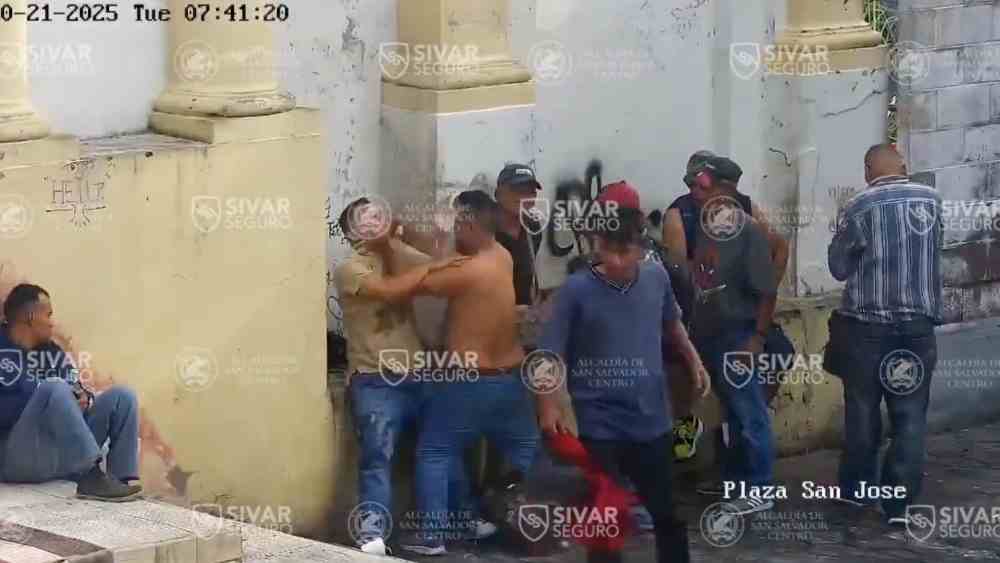 ALCOHOLIZADOS. Imagen de la riña en Plaza San José captada por Sívar Seguro a las 07:41 del 21/10/2025.