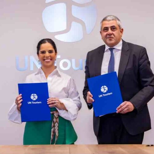 PRIMERA DAMA. Gabriela de Bukele entrega el sello "El Salvador Family Friendly" a representantes de ONU Turismo en Madrid, 21/10/2025. Cortesía.