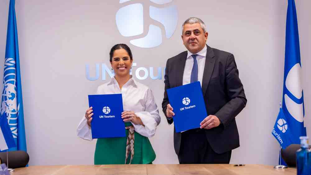PRIMERA DAMA. Gabriela de Bukele entrega el sello "El Salvador Family Friendly" a representantes de ONU Turismo en Madrid, 21/10/2025. Cortesía.