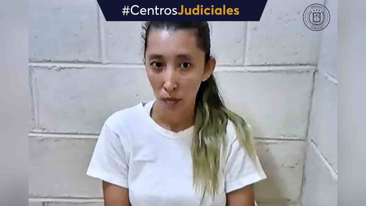 SOCIA DEL TENCHIS. Junto con Andrea Arely Villanueva, ambos fueron hallados culpables de los delitos de extorsión agravada y agrupaciones ilícitas. Foto: @JuzgadosSV