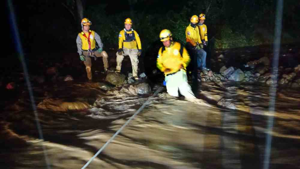 NUEVA AMENAZA. El MARN alertó que dos sistemas tropicales, uno en el Atlántico (70% de desarrollo) y otro en el Pacífico (40% de desarrollo), podrían generar nuevas lluvias y deslizamientos en El Salvador esta semana. Archivo.
