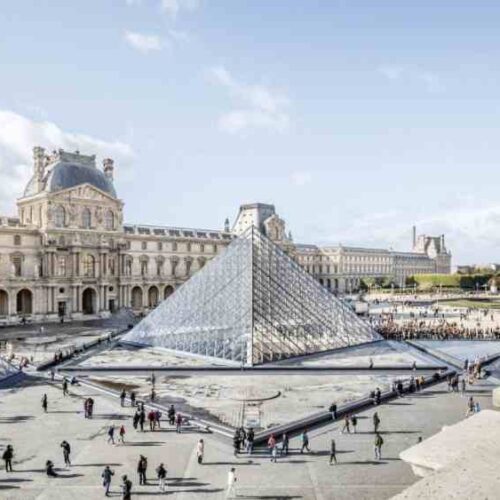 Audaz robo al Louvre: 8 joyas napoleónicas robadas en 7 min. ¿Lecciones? Seguridad frágil, patrimonio en riesgo. De película a realidad. Foto: Cuenta de X.