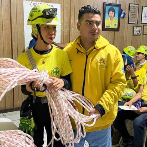 RESCATE VERTICAL. Los nuevos rescatistas, ya capacitados en emergencias médicas, ahora están listos para enfrentar situaciones graves como las lluvias y las inundaciones. Foto: Cortesía