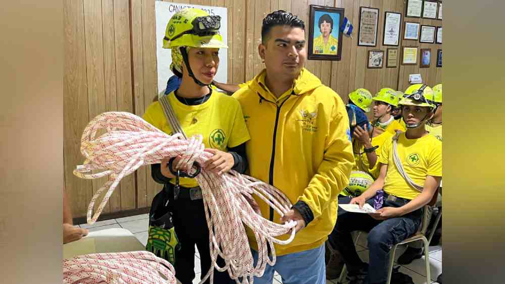 RESCATE VERTICAL. Los nuevos rescatistas, ya capacitados en emergencias médicas, ahora están listos para enfrentar situaciones graves como las lluvias y las inundaciones. Foto: Cortesía