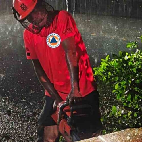 Hace días, las lluvias estacionales ya causaban estragos en Sánchez Ramírez (Rep. Dominicana), donde la Defensa Civil removió árboles caídos. Ahora, la tormenta tropical Melissa intensifica las amenazas. Foto: archivo