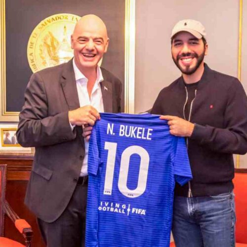 Presidente Nayib Bukele posa junto al presidente de la FIFA, Gianni Infantino, sosteniendo una camiseta personalizada con su nombre y el número 10, durante una reunión en la que se acordaron avances para el desarrollo del fútbol salvadoreño. Archivo.