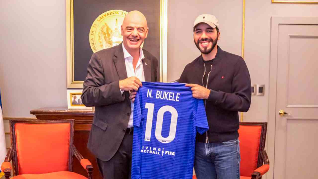 Presidente Nayib Bukele posa junto al presidente de la FIFA, Gianni Infantino, sosteniendo una camiseta personalizada con su nombre y el número 10, durante una reunión en la que se acordaron avances para el desarrollo del fútbol salvadoreño. Archivo.