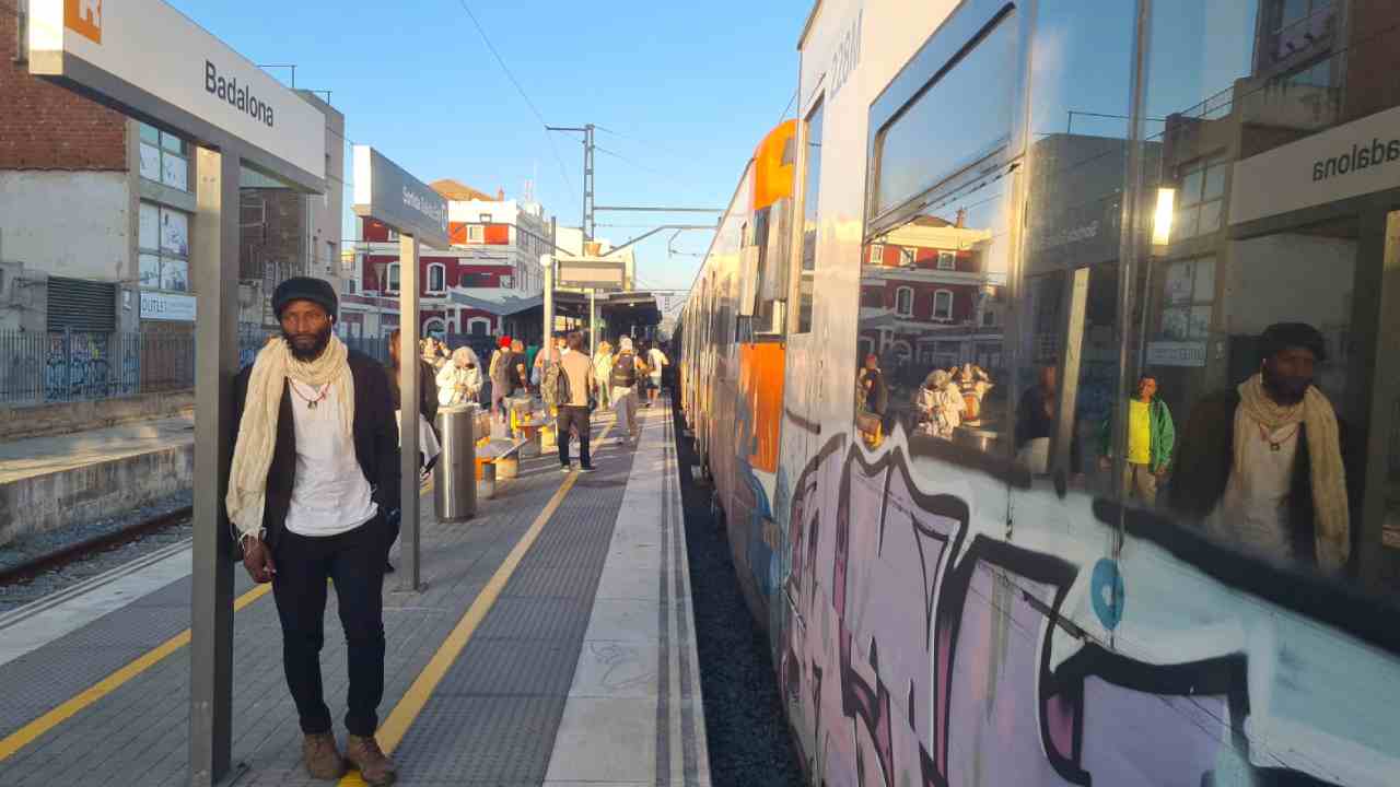 En la imagen, la estación de Badalona de la línea R1 (Barcelona-Mataró, Costa Brava) muestra un servicio de trenes irregular, aunque va mejorando paulatinamente. Estudiantes y trabajadores esperan que mañana el servicio esté completamente normalizado. Foto: Hugo Aguilar, colaborador.