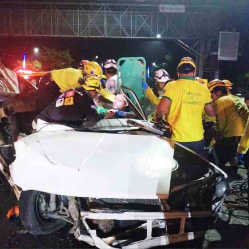 El accidente en el que el copiloto Edwin Ramírez Molina, de 33 años, perdió la vida tras ser decapitado, ocurrió en la carretera a Comalapa, kilómetro 3, durante la madrugada del 11 de octubre, según reportes de Comandos de Salvamento. Archivo.