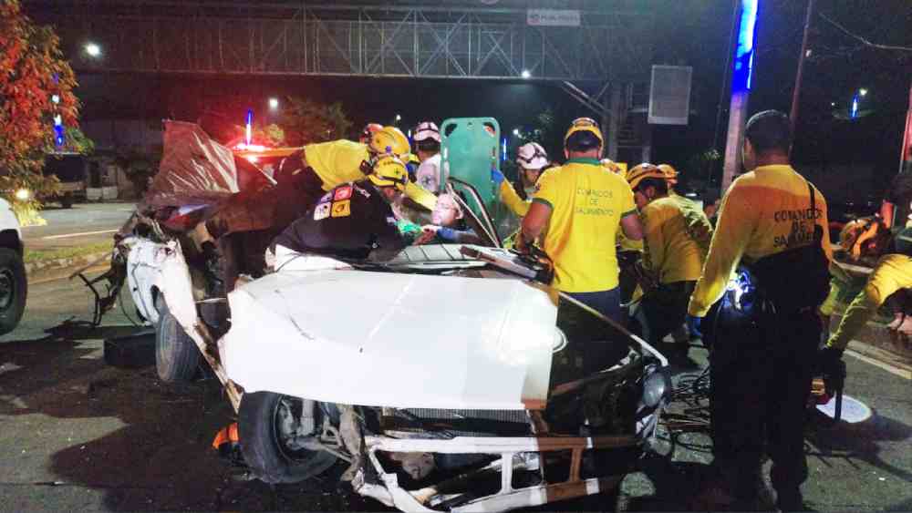 El accidente en el que el copiloto Edwin Ramírez Molina, de 33 años, perdió la vida tras ser decapitado, ocurrió en la carretera a Comalapa, kilómetro 3, durante la madrugada del 11 de octubre, según reportes de Comandos de Salvamento. Archivo.