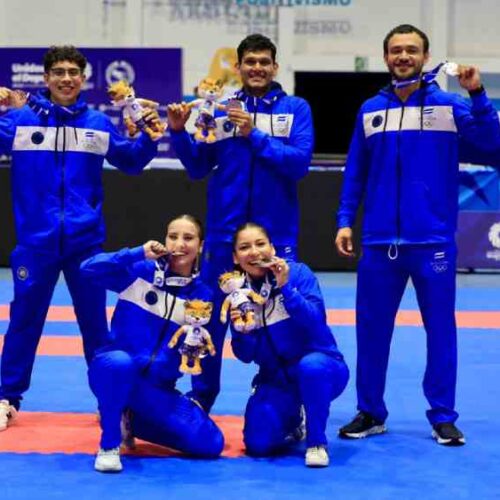 ¡El Salvador va con todo en los Juegos Centroamericanos. Al cierre del día 6, la delegación cuscatleca suma 99 medallas (24 oros, 32 platas, 43 bronces), a solo 20 preseas de Panamá en la pelea por el bronce regional. Hoy, el karate aportó 2 oros, 3 platas y 1 bronce, con Helen Galán destacando en kumite. Foto: INDES