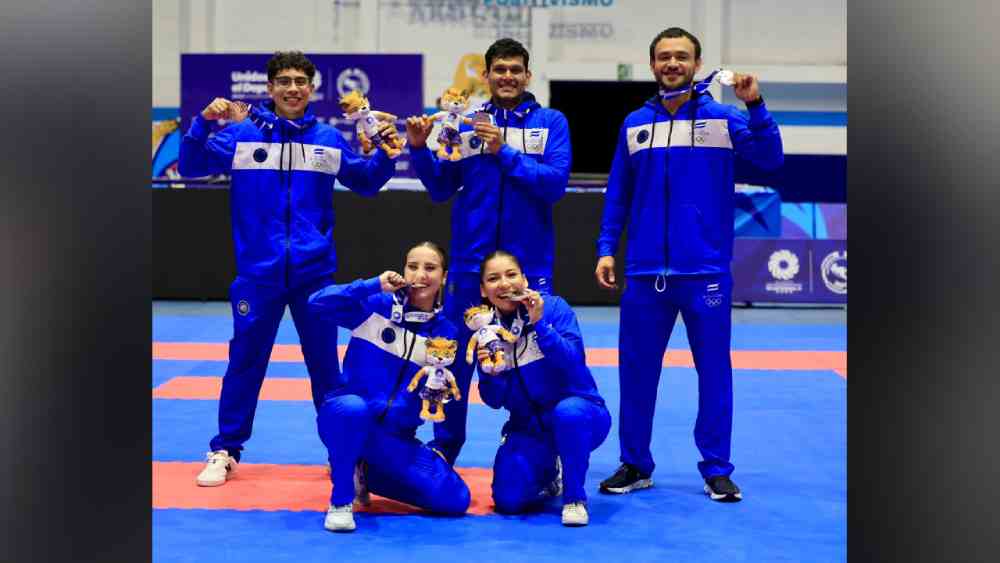 ¡El Salvador va con todo en los Juegos Centroamericanos. Al cierre del día 6, la delegación cuscatleca suma 99 medallas (24 oros, 32 platas, 43 bronces), a solo 20 preseas de Panamá en la pelea por el bronce regional. Hoy, el karate aportó 2 oros, 3 platas y 1 bronce, con Helen Galán destacando en kumite. Foto: INDES