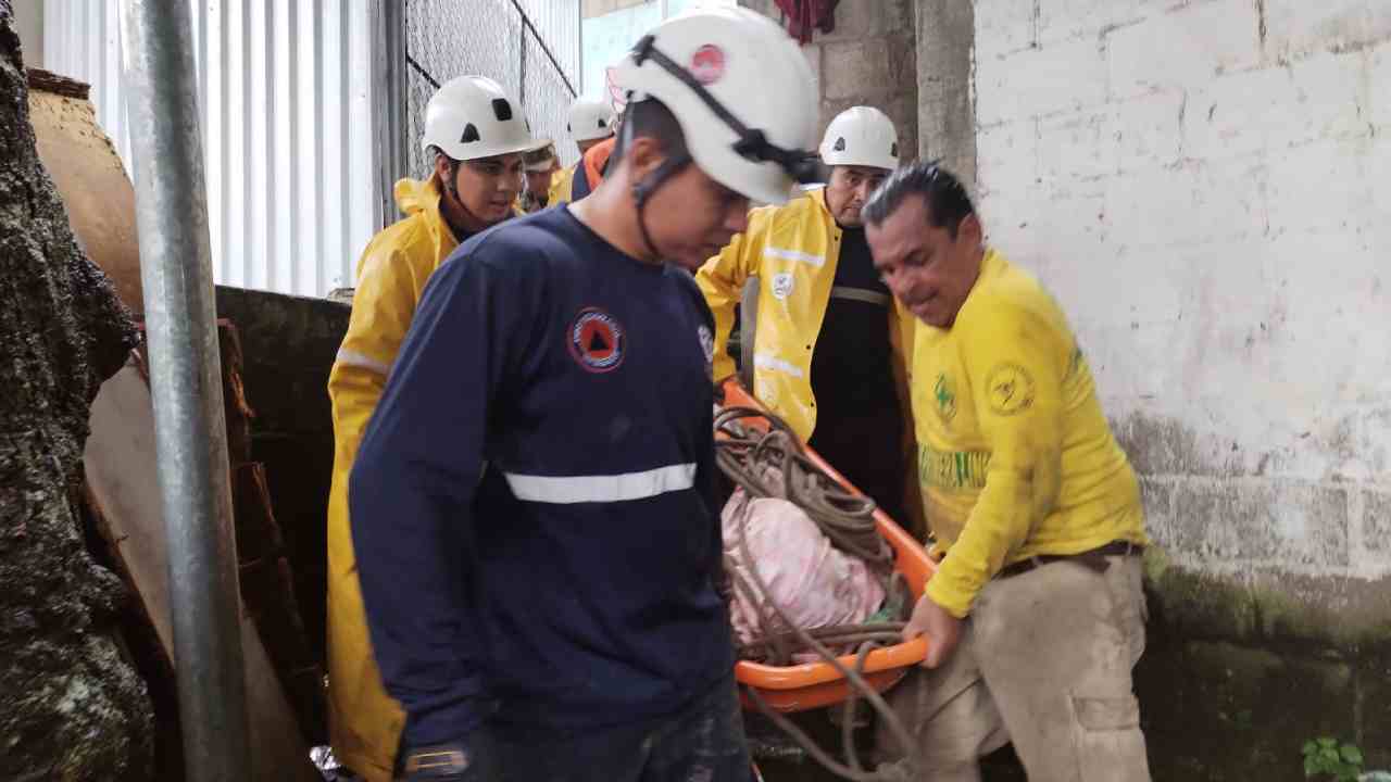 Equipos de rescate trabajan en Ciudad Delgado tras derrumbe que cobró vida de mujer. Autoridades refuerzan alertas por lluvias en todo el país. Foto: Comandos de Salvamento