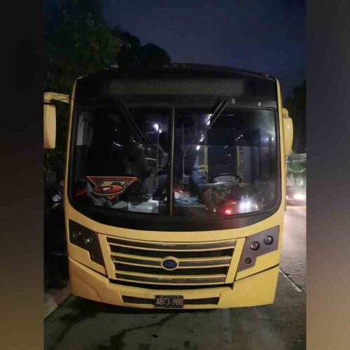 Nuevas rutas para buses y microbuses en el Centro Histórico de San Salvador. Usuarios deben planificar viajes con anticipación ante cambios desde la 3ª Calle Poniente. Foto: Archivo